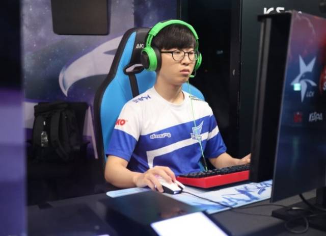 两队在中场 两队在中场